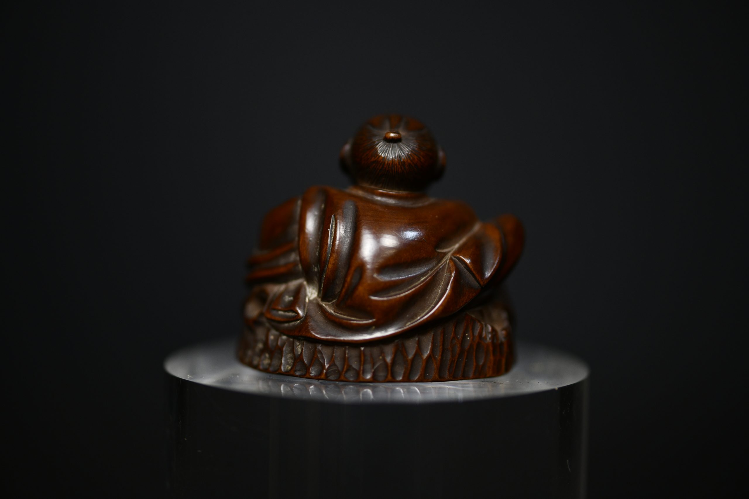 Houten netsuke met een man op een boomstronk - Afbeelding 6