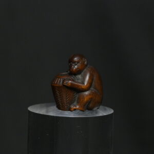Netsuke monkey basquet wood