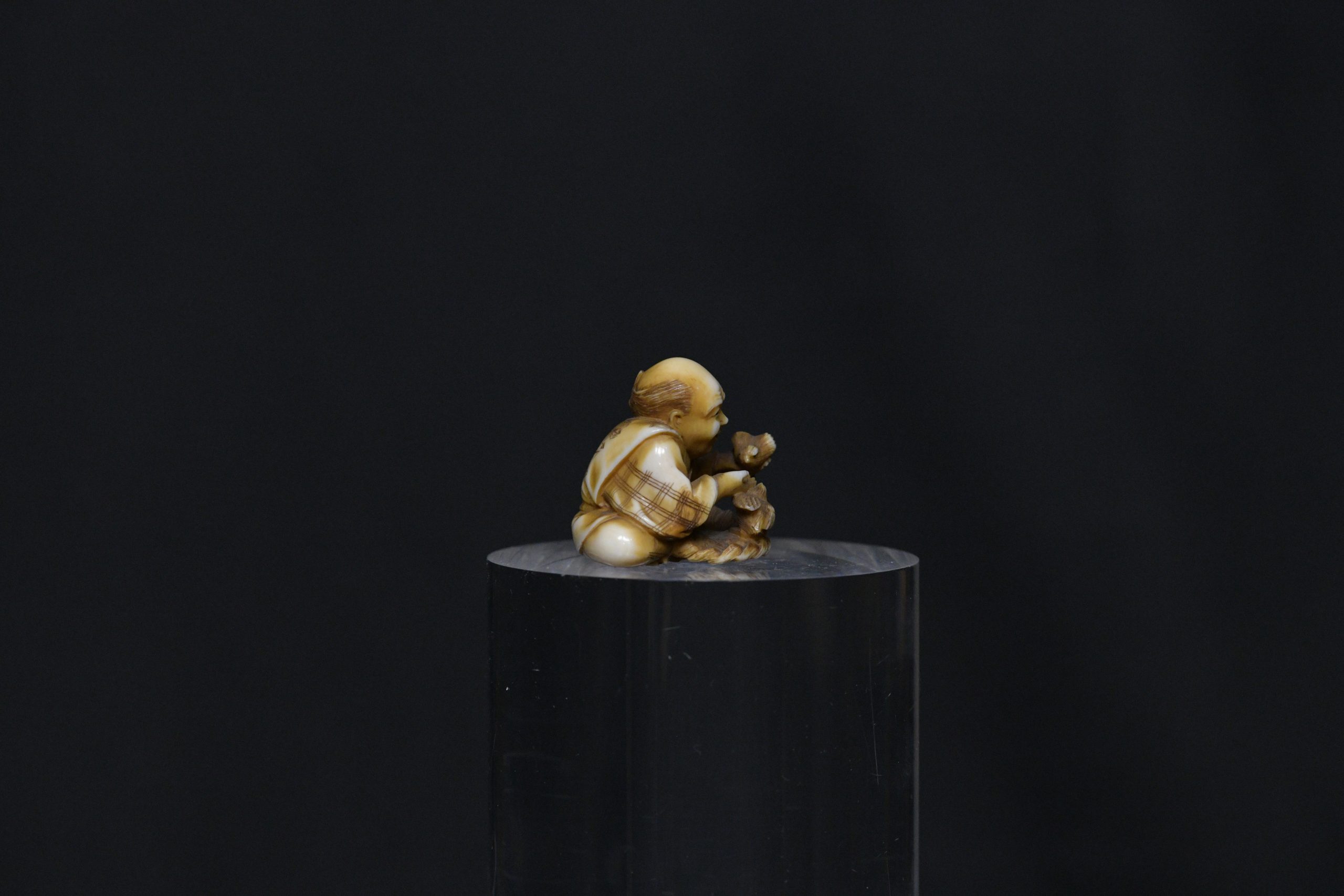 Netsuke Elder and bird ivory