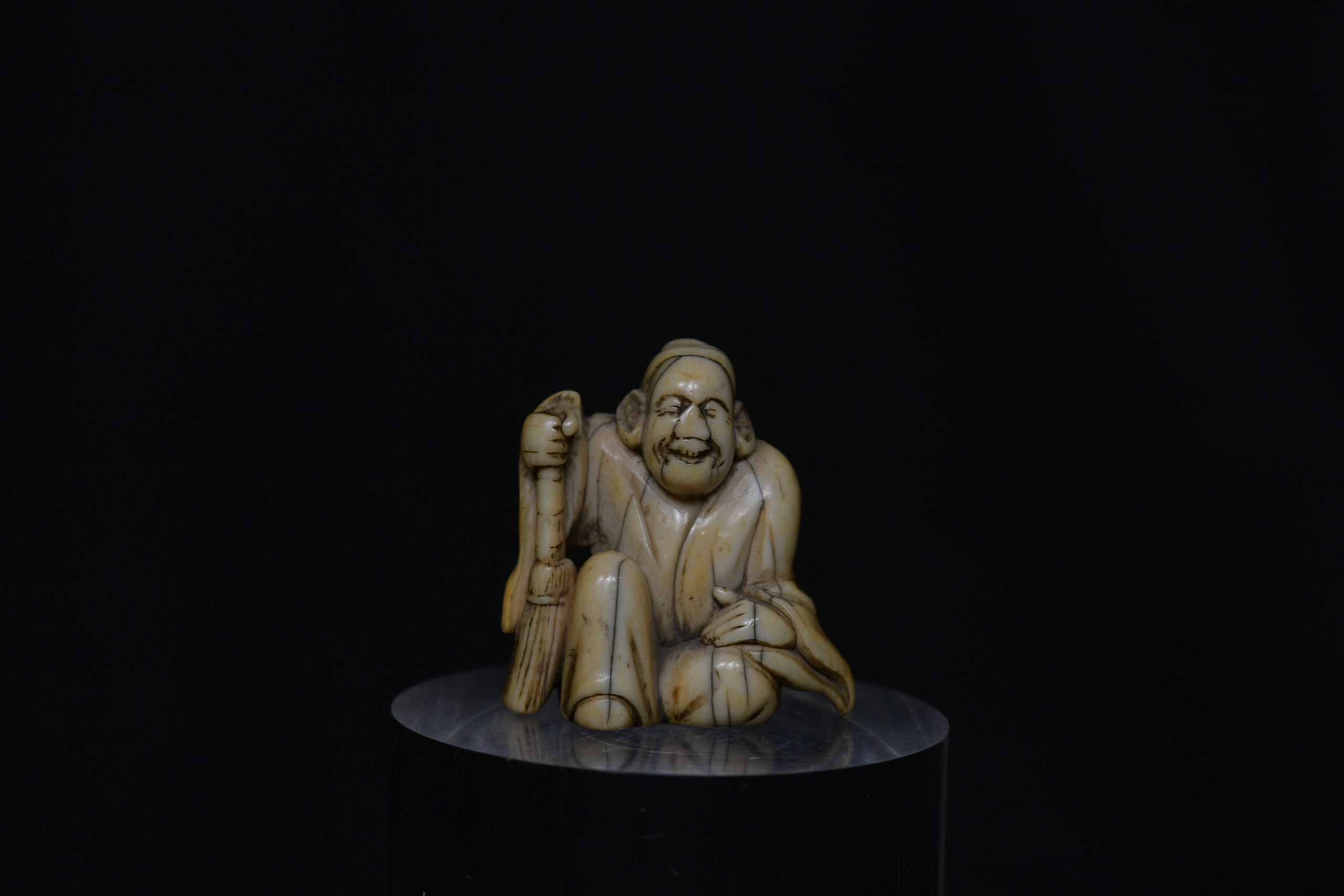 Netsuke Elder seal ivory