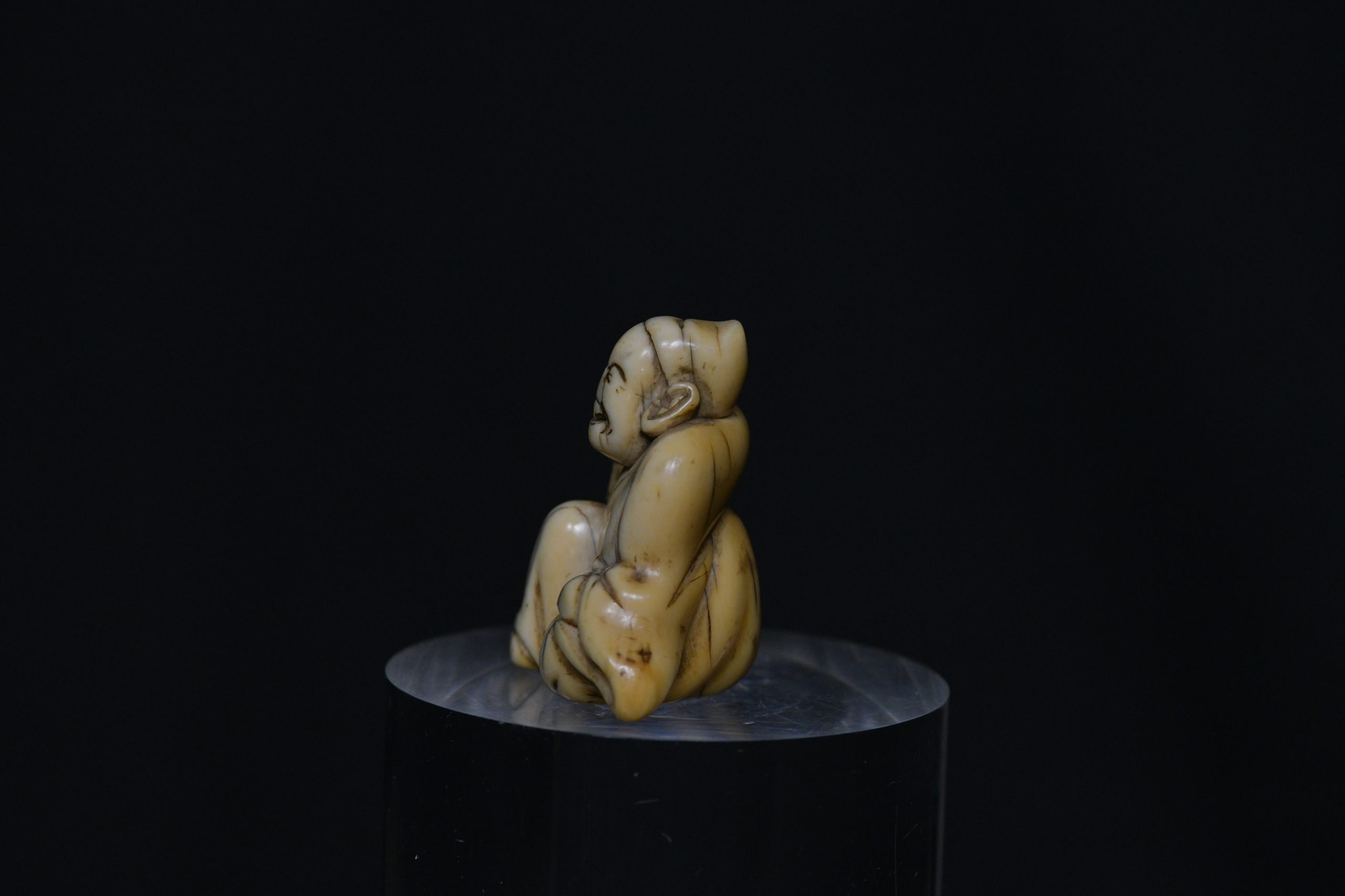 Netsuke Elder seal ivory
