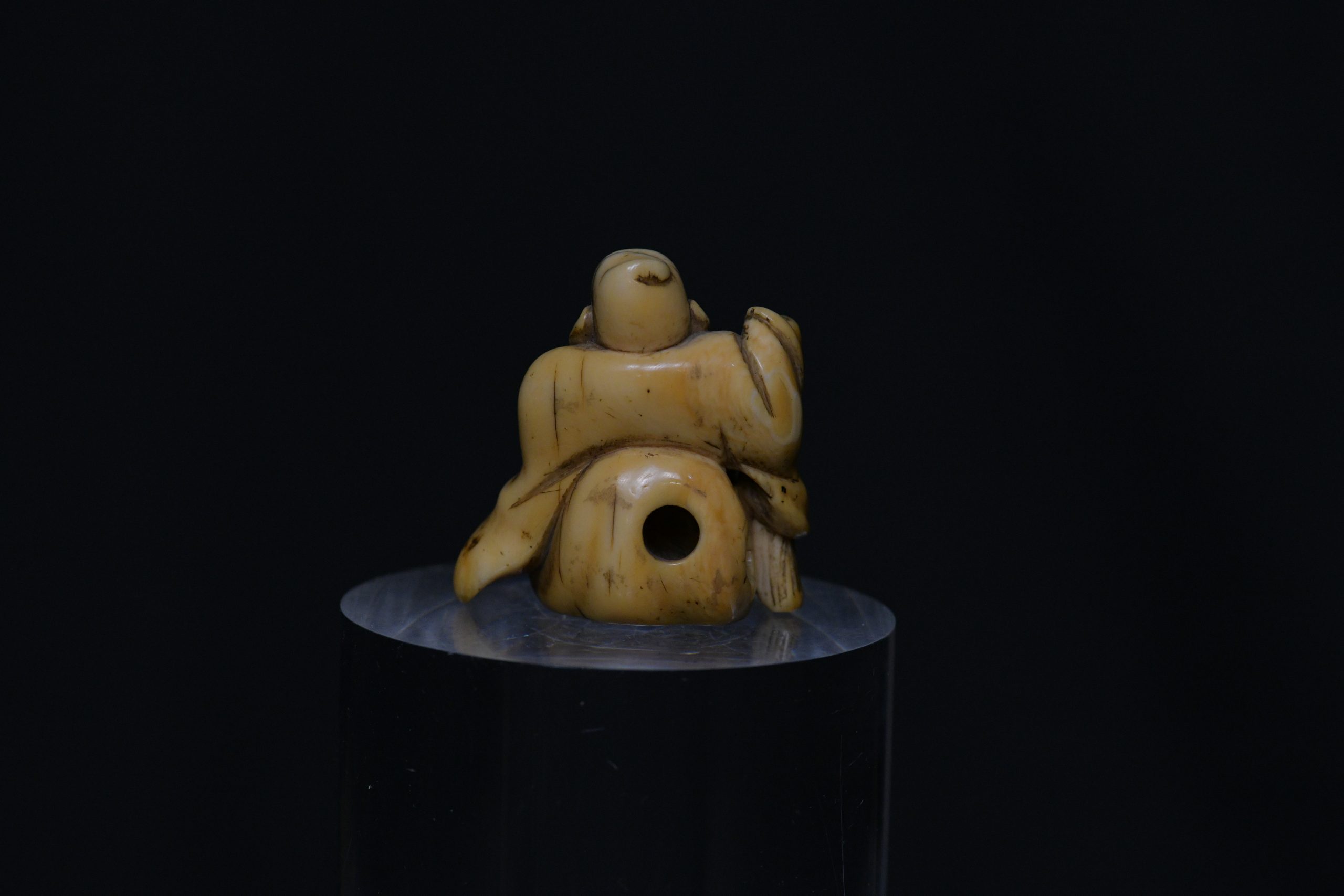 Netsuke Elder seal ivory