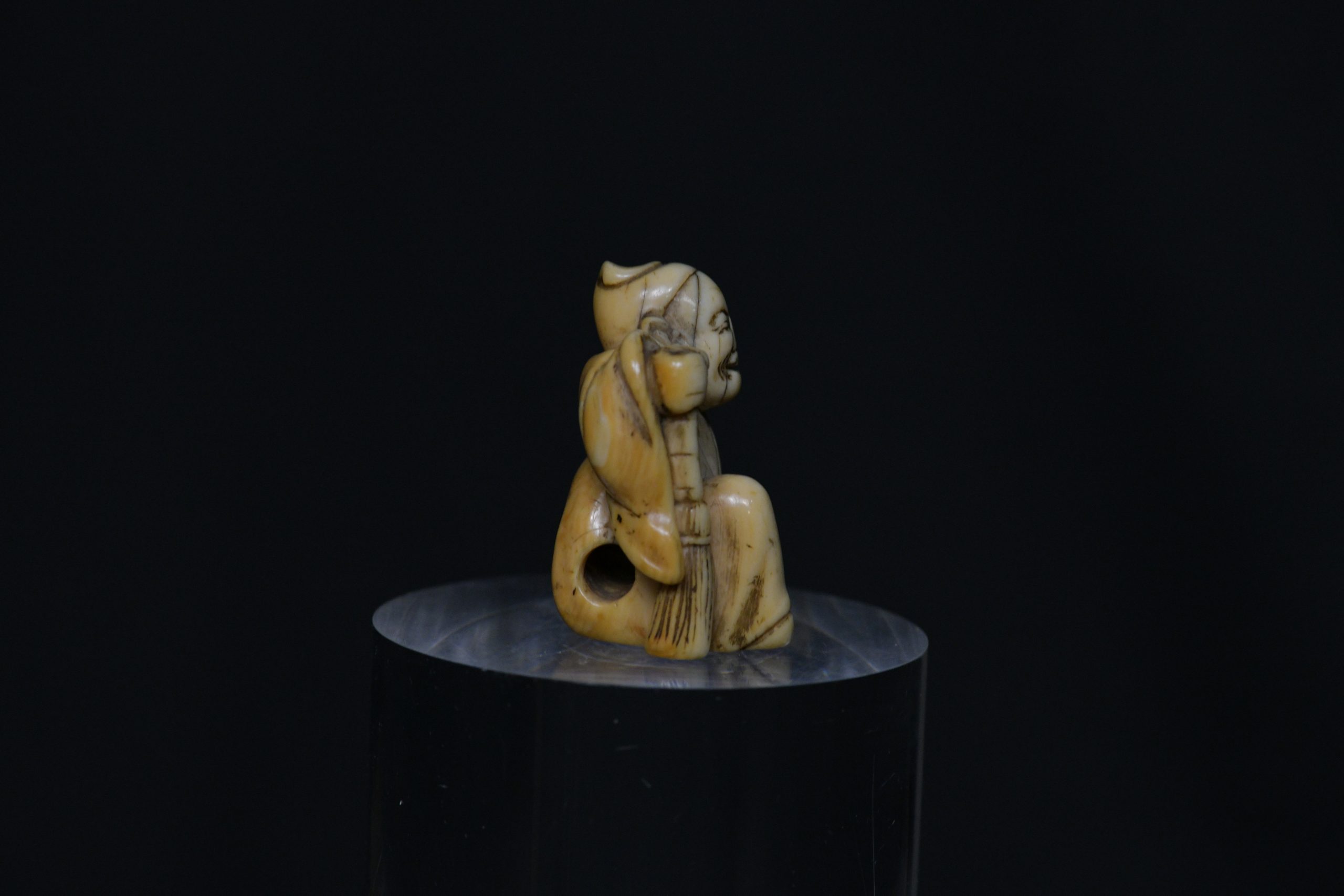 Netsuke Elder seal ivory