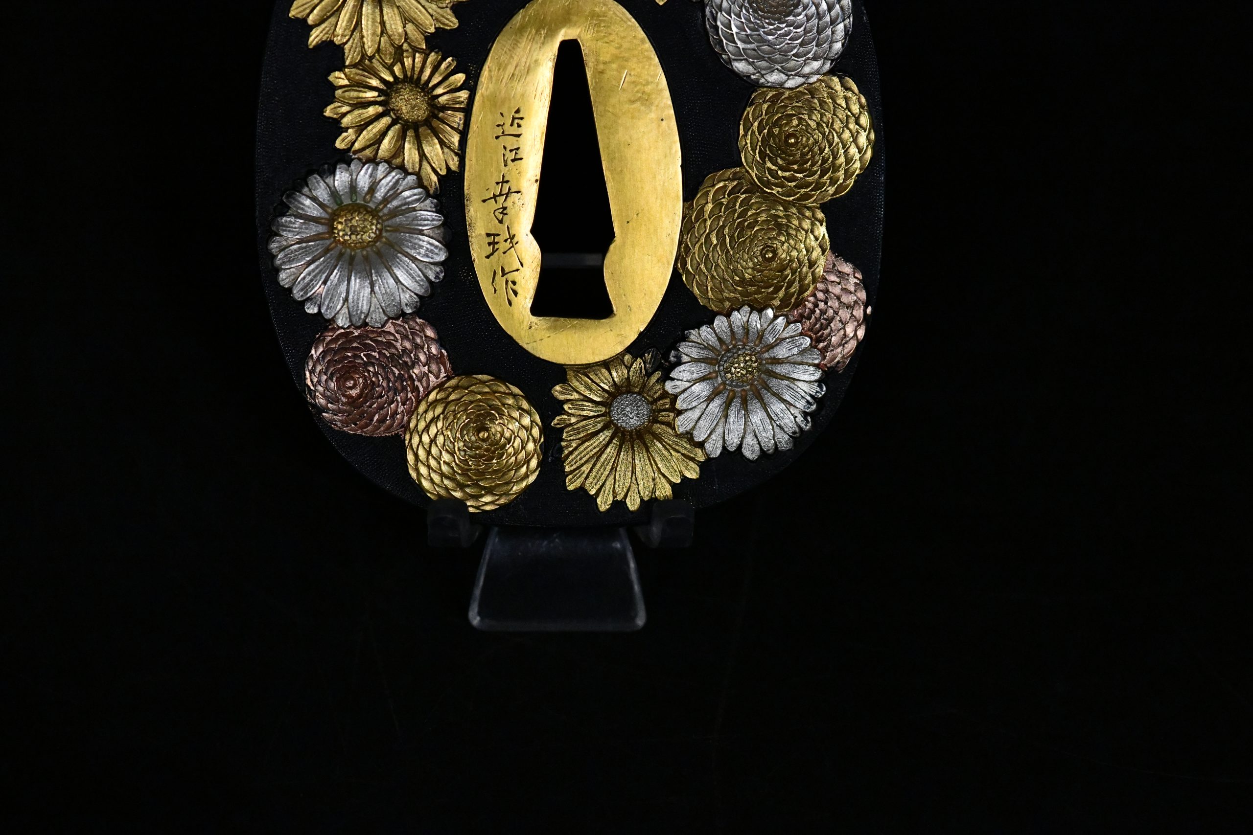 Shakudō Maru-gata Tsuba Chrysantheme – Bild 5