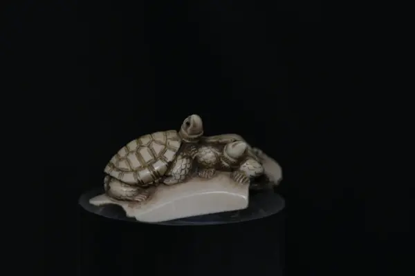 Okimono famille de tortues en ivoire