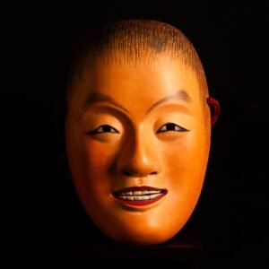 Máscara Noh japonesa antigua Dōji — Joven sonriente o deidad infantil con cordón granate