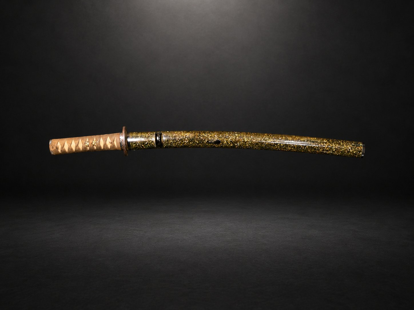 Koshirae del periodo Edo con saya laccata a pagliuzze d’oro — copertina