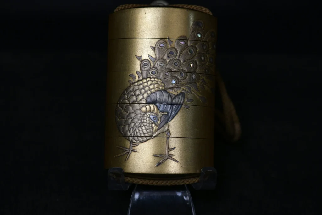 Inrō maki-e shibayama con pavo real