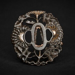 Tsuba Sukashi en fer – Chrysanthèmes et Kashiwa