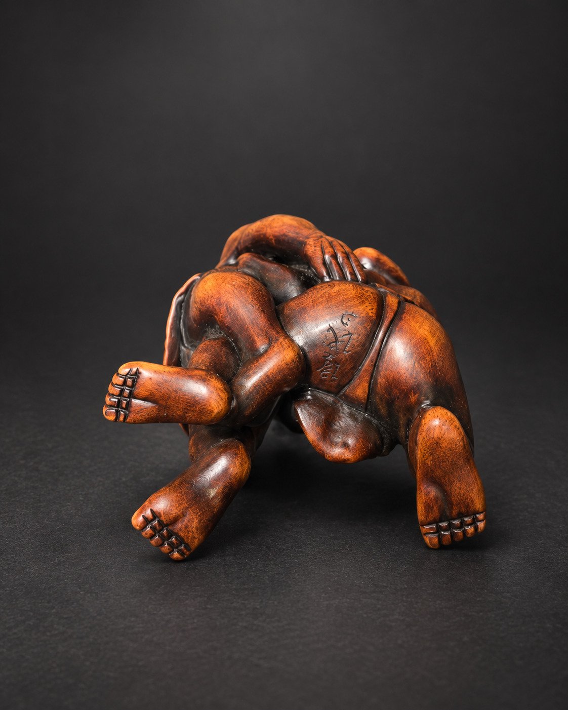 Netsuke of Two Sumō Wrestlers Performing Kawazu-gake