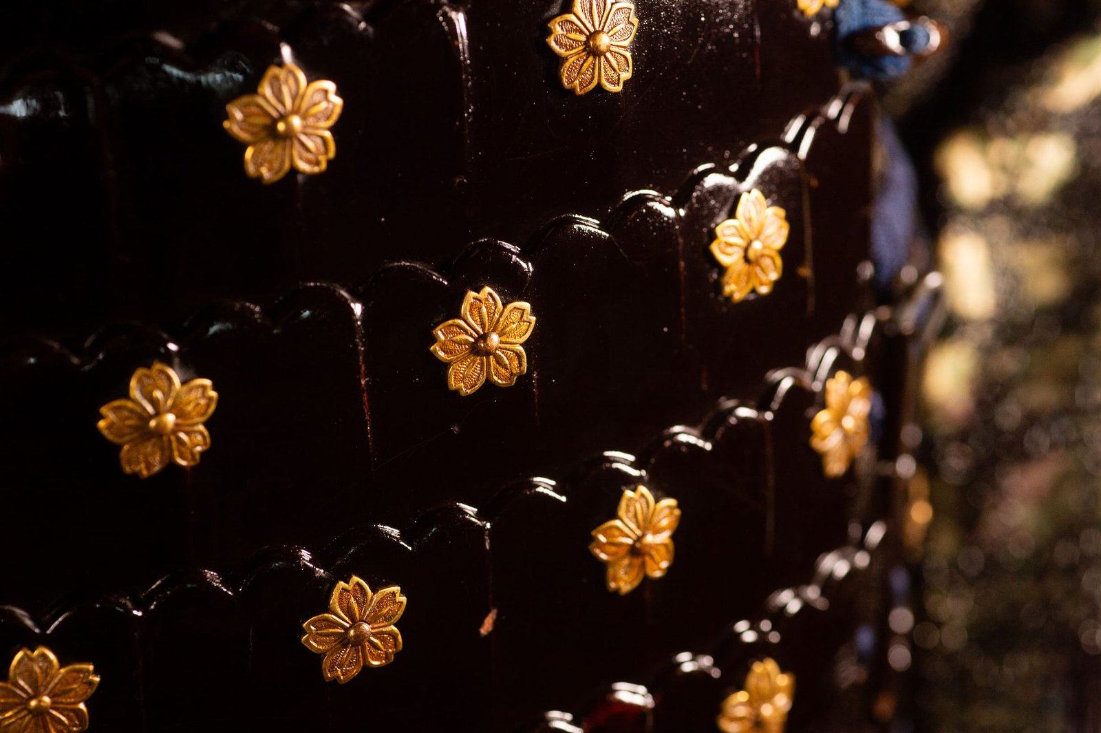 Edo-period Japanese samurai armor with crescent-moon maedate, Tokugawa mitsuba-aoi crests and indigo lacing