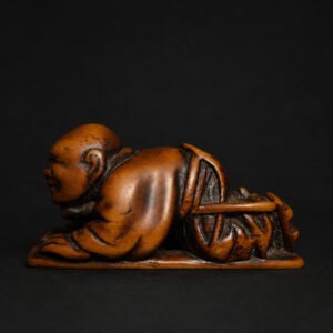 Netsuke giapponese firmato in legno – Figura accovacciata