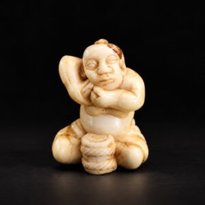 Netsuke van Walrusivoor met Sumō-Worstelaar – Late Edo-periode