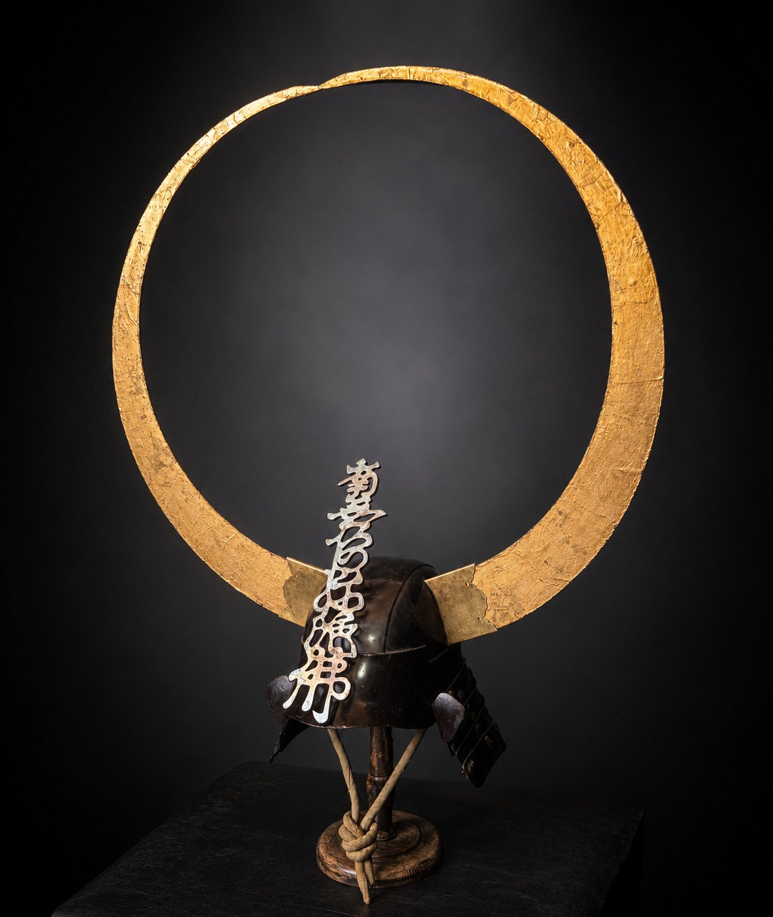 Zunari Kabuto with Gold Crescent Wakidate