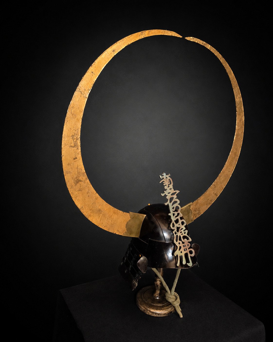 Zunari Kabuto with Gold Crescent Wakidate