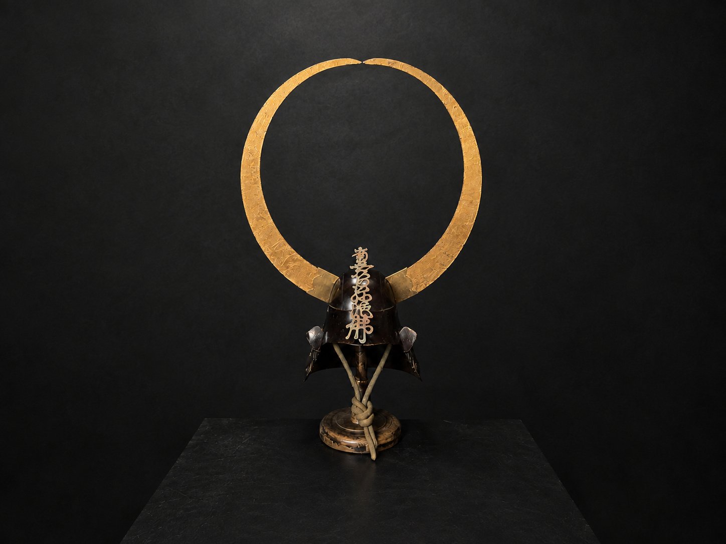 Zunari Kabuto with Gold Crescent Wakidate