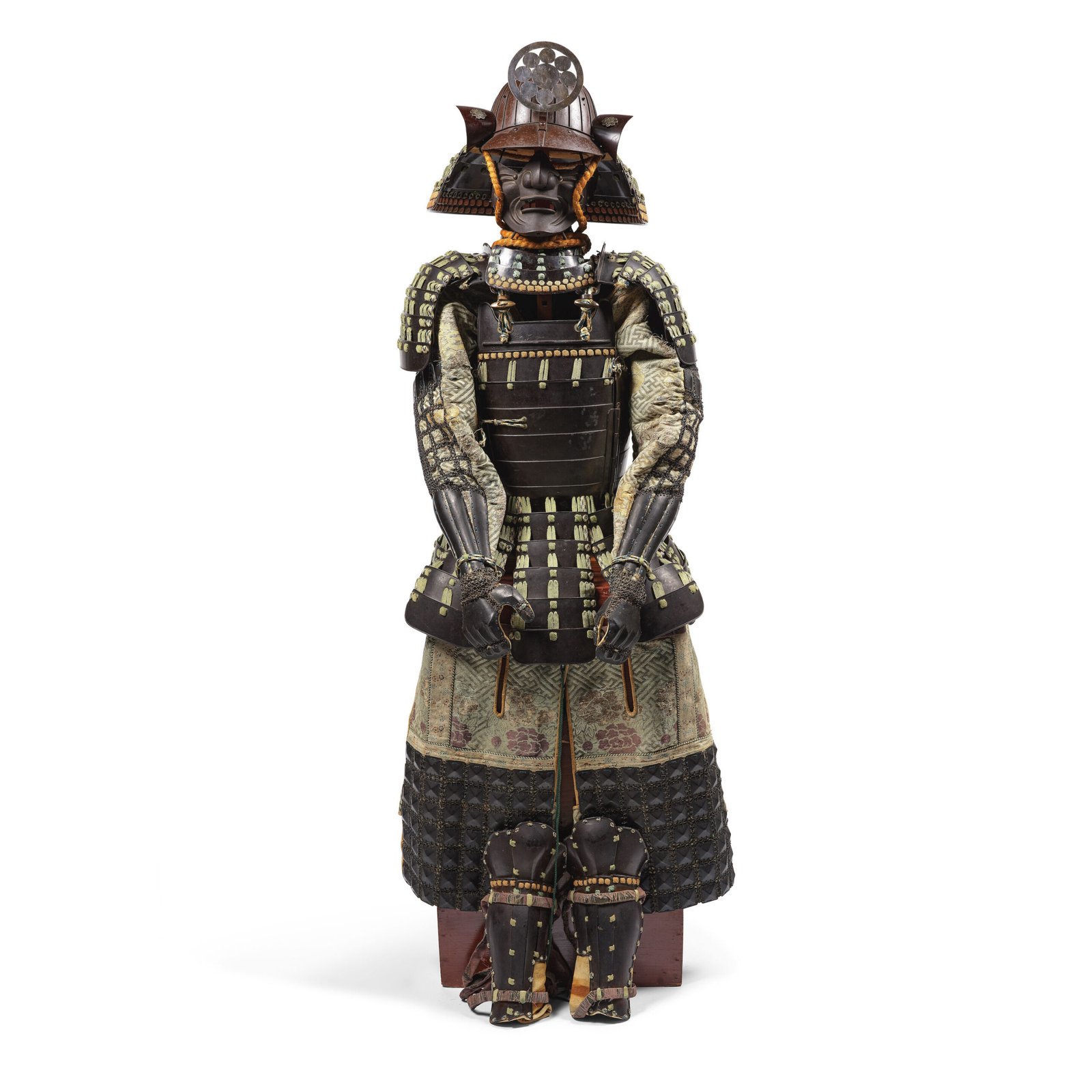 ARMURE LAQUÉE NOIRE AVEC UN CASQUE MYŌCHIN