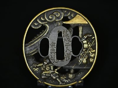 Tsuba marugata de hierro de la escuela Sōten con samuráis