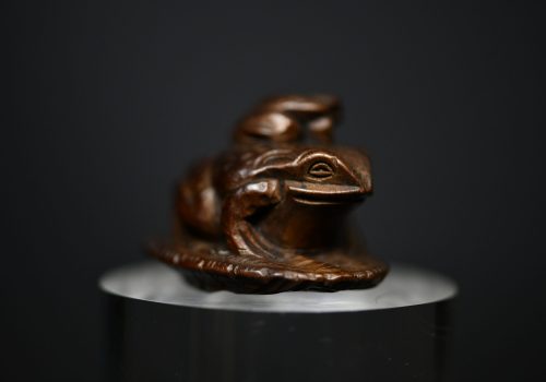 2 frogs netsuke wood