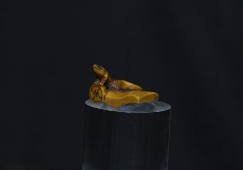 Netsuke lizzard on tie ivory