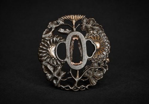 Tsuba Sukashi in ferro – Crisantemi e Kashiwa