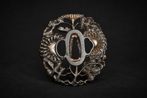 Tsuba Sukashi de hierro – Crisantemos y Kashiwa