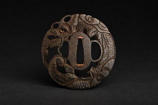 Tsuba Sukashi de hierro – Dragón enroscado Ryū