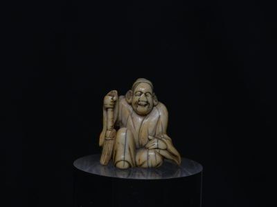 Netsuke Elder seal ivory