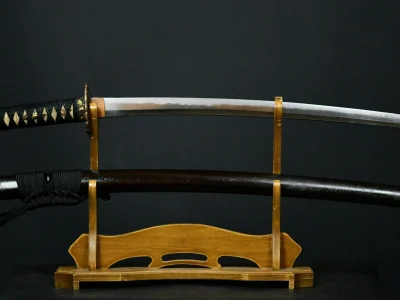 Nihontō wakizashi con fuchikashira de shakudō