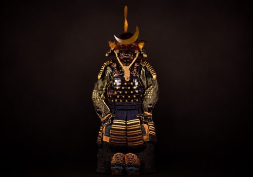 Samurai-Rüstung mit Halbmond-Maedate und Tokugawa-Mon – Edo-Zeit