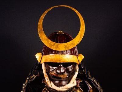 Kabuto samurái del periodo Edo con cresta de luna creciente
