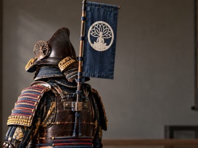 Armadura samurái del periodo Edo con un estandarte dorsal sashimono fijado a la coraza