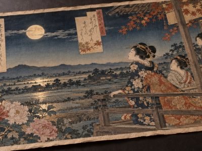 Estampa surimono japonesa con cortesanas contemplando la luna y poemas integrados en la composición