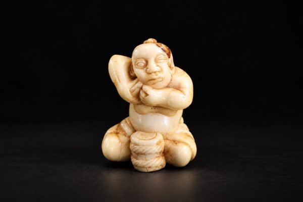 Walrosselfenbein-Netsuke eines Sumō-Ringers beim Zupfen seiner Kinnhaare – Späte Edo-Zeit