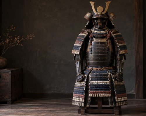 Detalle de los cordones de seda odoshi envejecidos de una armadura samurái japonesa