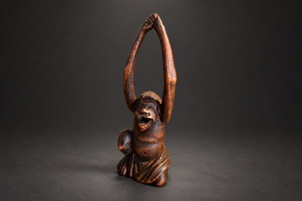 Holz-Netsuke des Tenaga, des Langarmigen Mannes – Späte Edo-Zeit