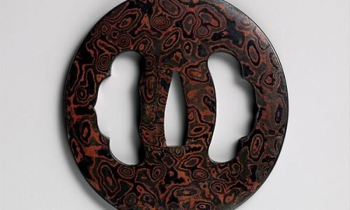 Schwertstichblatt (Tsuba): Schichtmetall (Mokume-Gane), Eisen, Kupfer-Gold-Legierung (Shakudō) und Kupfer